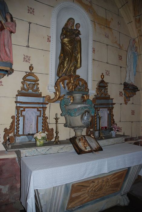 Tabernacle et statue de la chapelle latérale sud : Vierge à l'Enfant