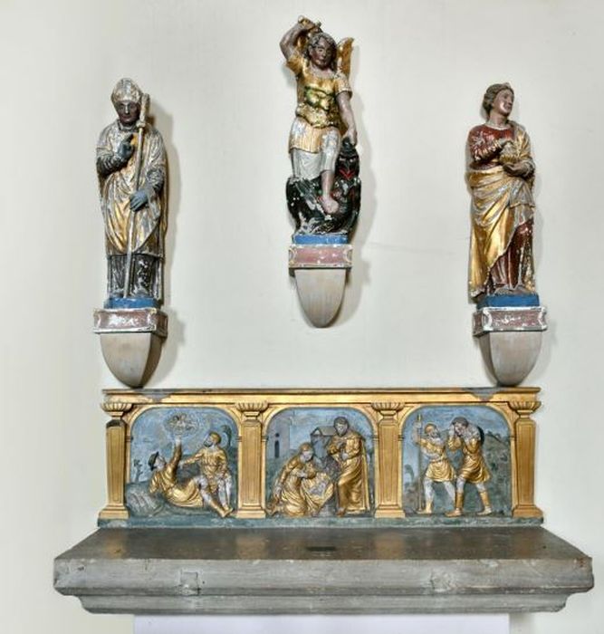 bas-relief : La Nativité avec l'Adoration des bergers, 3 statues : Saint Michel, Sainte-Marie-Madeleine, Un Evêque ou saint Armans ?