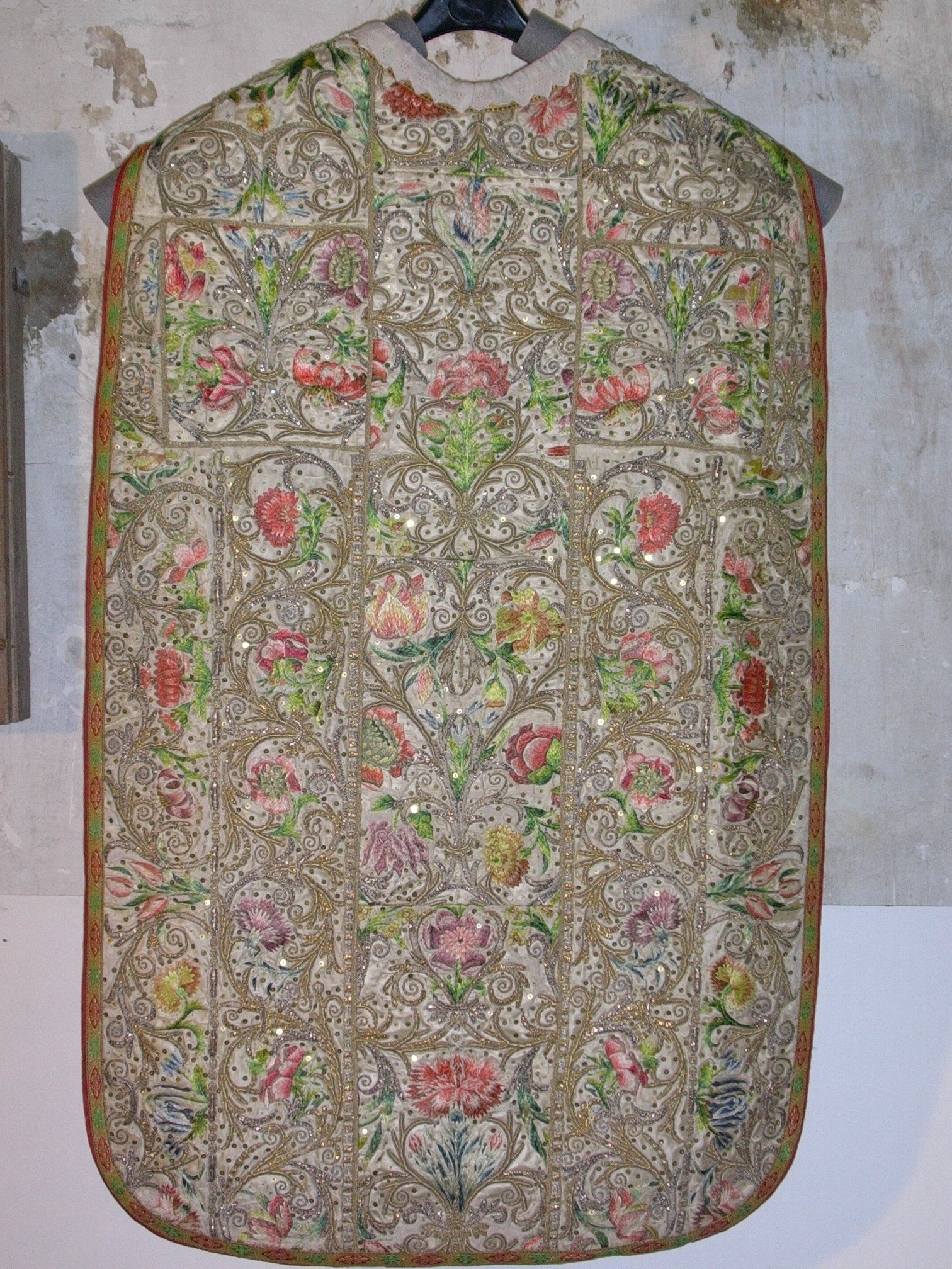 chasuble, rinceaux de fleurs et végétaux métalliques (ornement blanc n° 20)