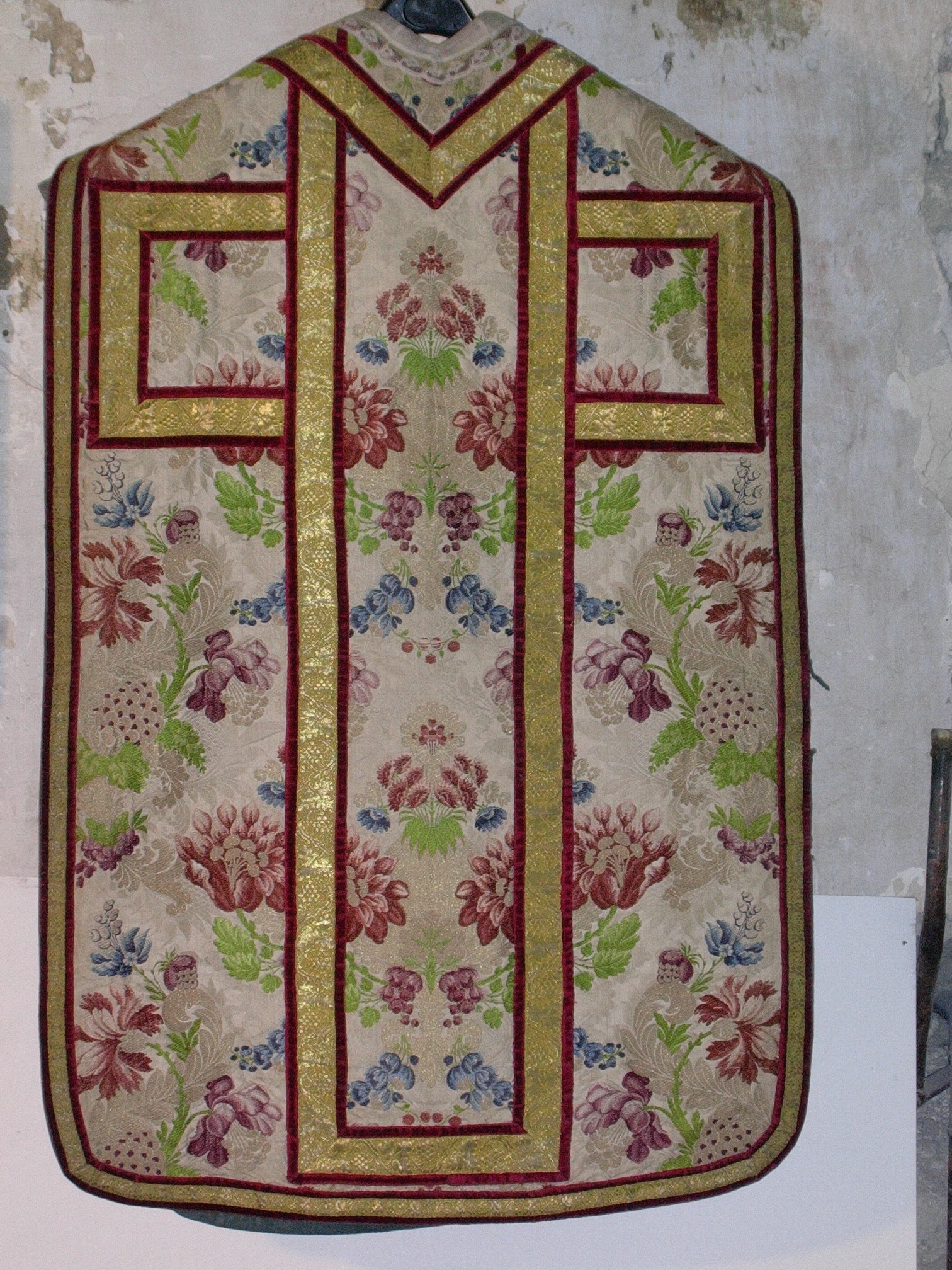 Chasuble, fleurs au naturel, grenade fleurie (ornement blanc n° 21)