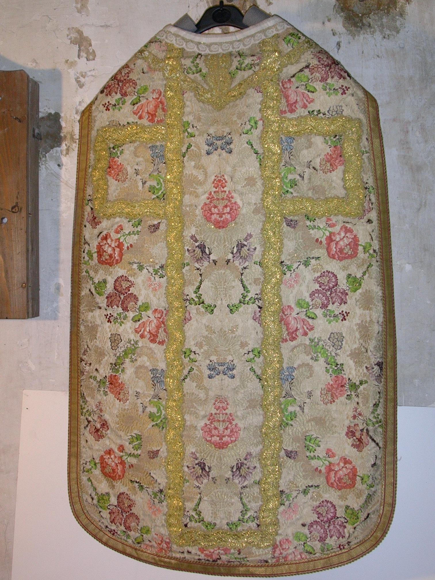 chasuble, fleurs de fantaisie (ornement blanc n° 22)