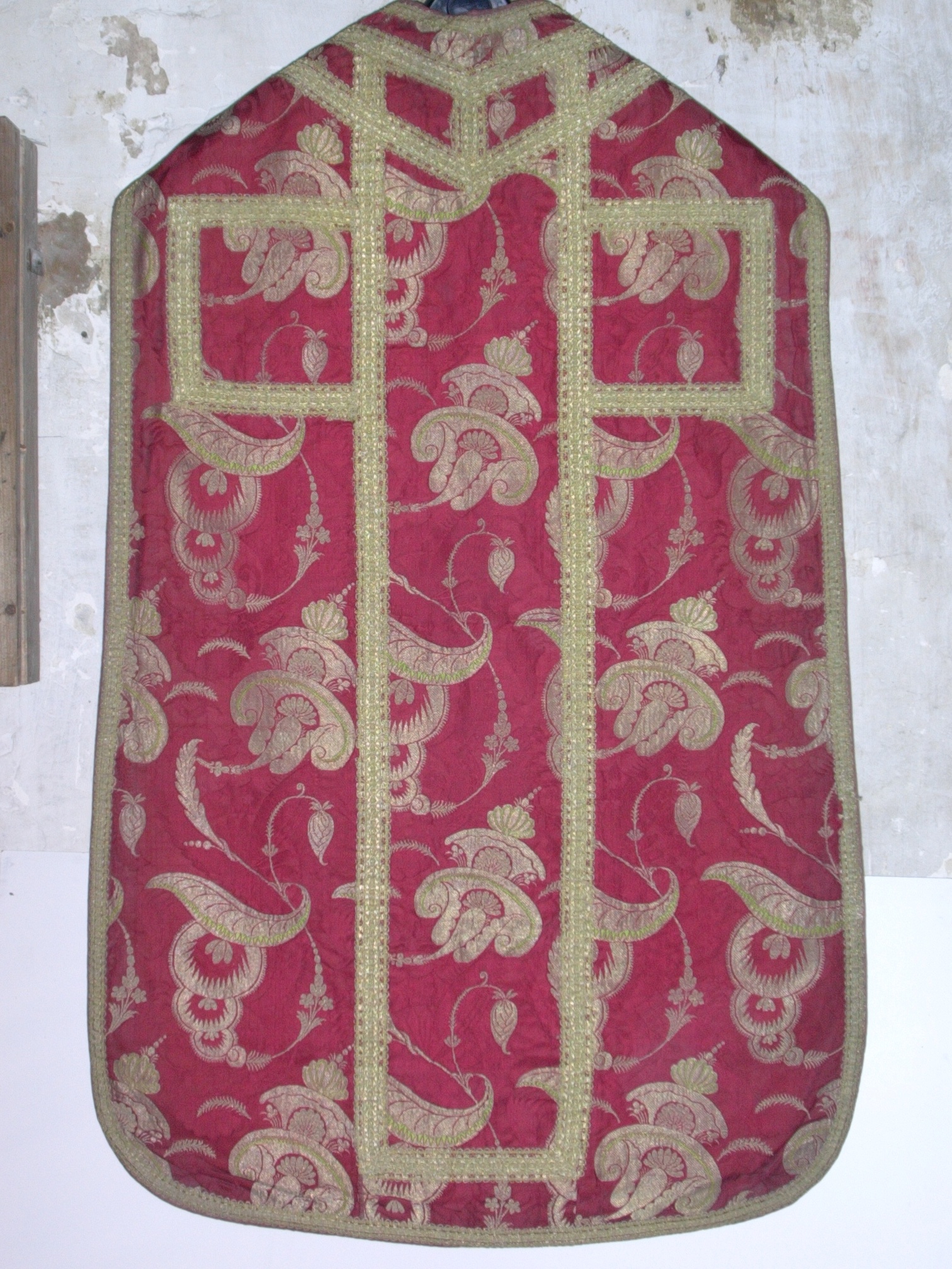 chasuble, fleurs de fantaisie et motifs géométriques (ornement rouge n° 31)