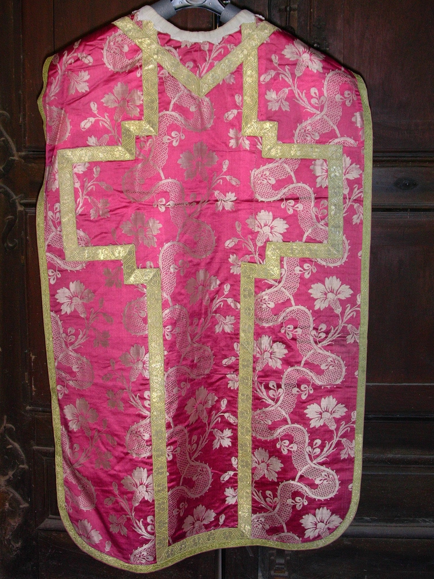 Chasuble dite rose rubans dentelle et guirlandes d'iris (ornement rouge n° 53)