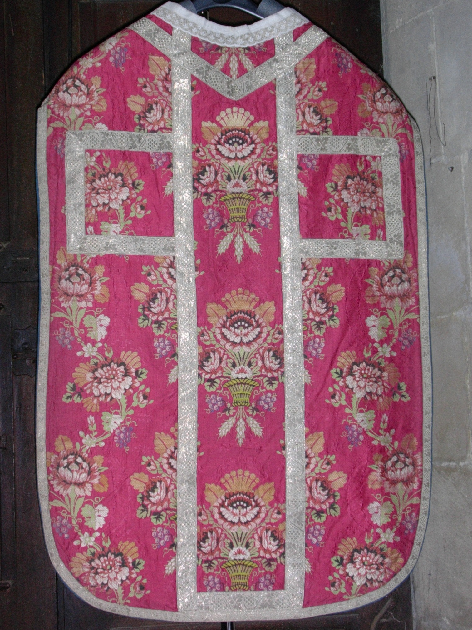 Chasuble, bouquet de fleurs de fantaisie (ornement rouge n° 16)