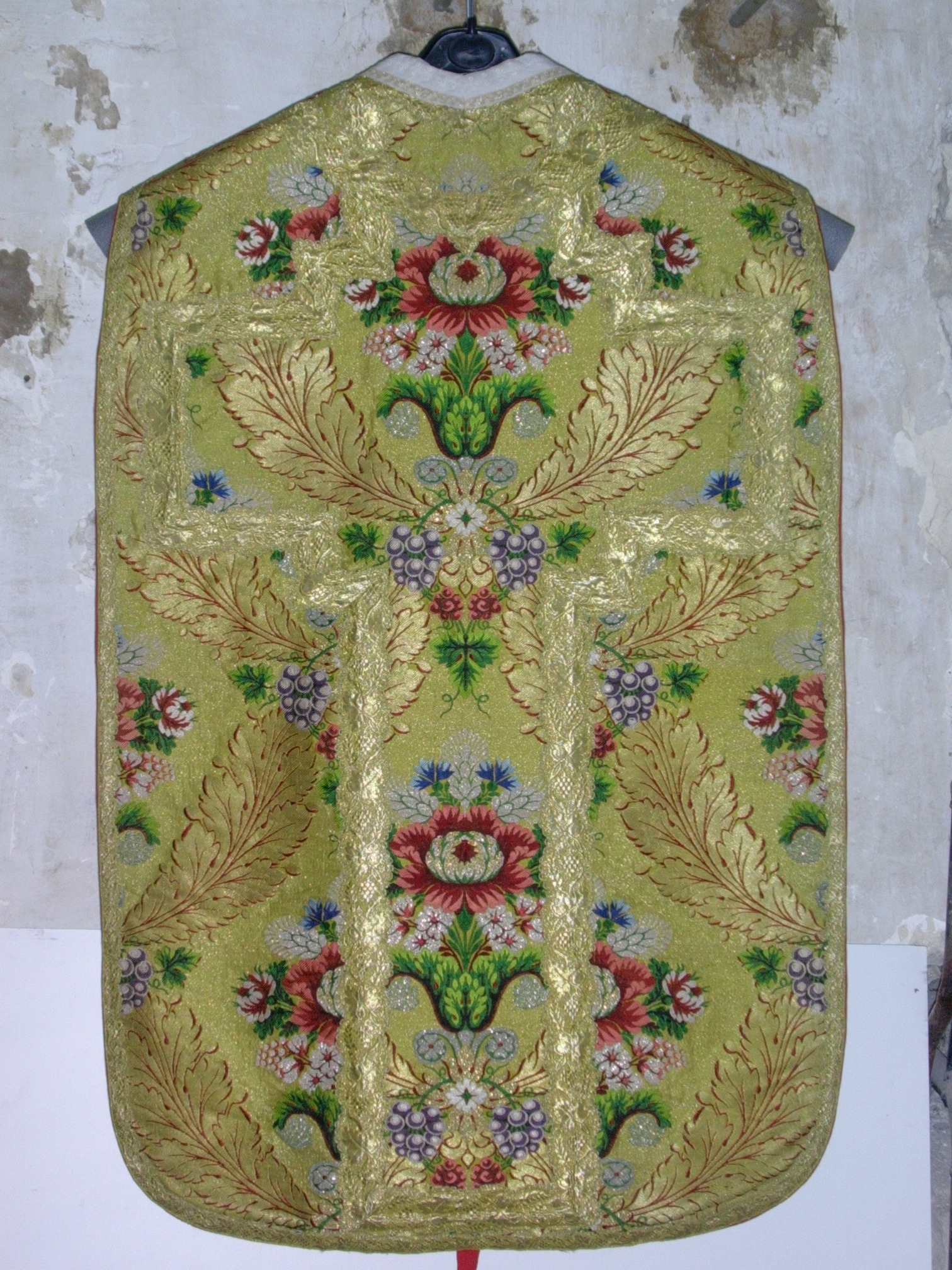 Chasuble de pontifical, fleurs de fantaisie (ornement or n° 25)