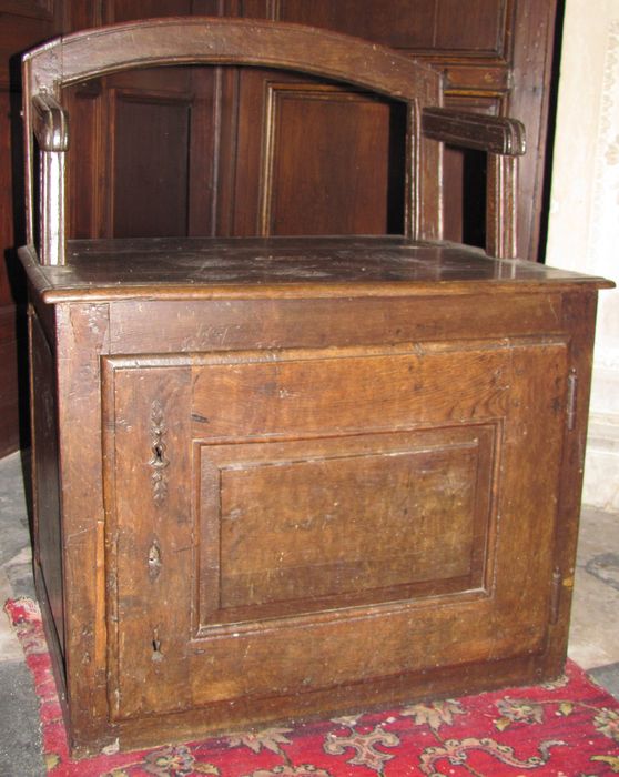 fauteuil de célébrant, ancien coffre de fabrique