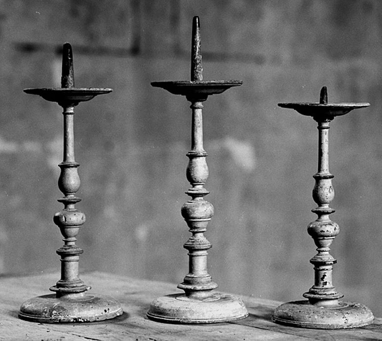 chandeliers d’autel - © Ministère de la Culture (France), Conservation des antiquités et des objets d’art du Calvados – Tous droits réservés