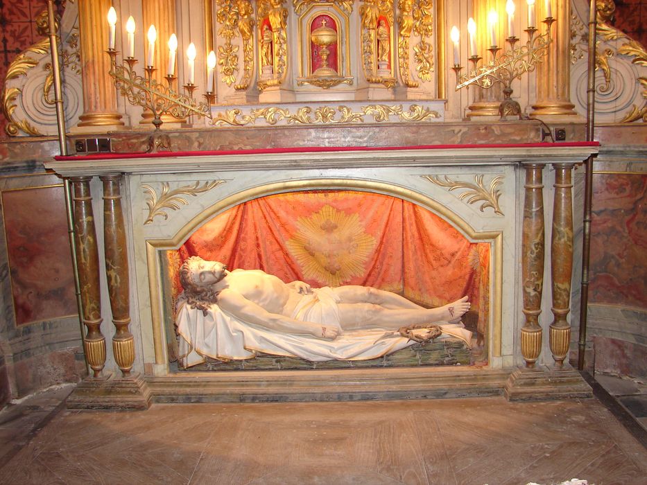 Autel (maître-autel), tabernacle, retable et trois statues : Christ au tombeau et Saint Germain, Saint Exupère