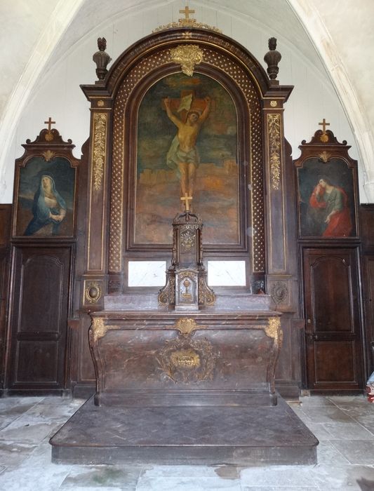 maître-autel, tabernacle, retable, tableaux : Christ en croix, Vierge de douleur et Saint Jean évangéliste