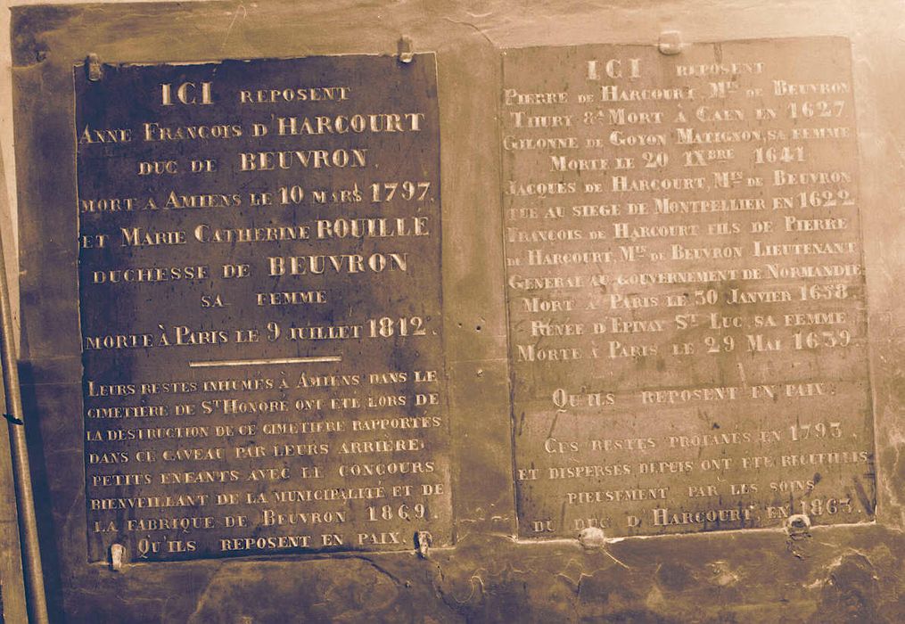 plaques funéraires de la famille d'Harcourt - © Ministère de la Culture (France), Conservation des antiquités et des objets d’art du Calvados – Tous droits réservés