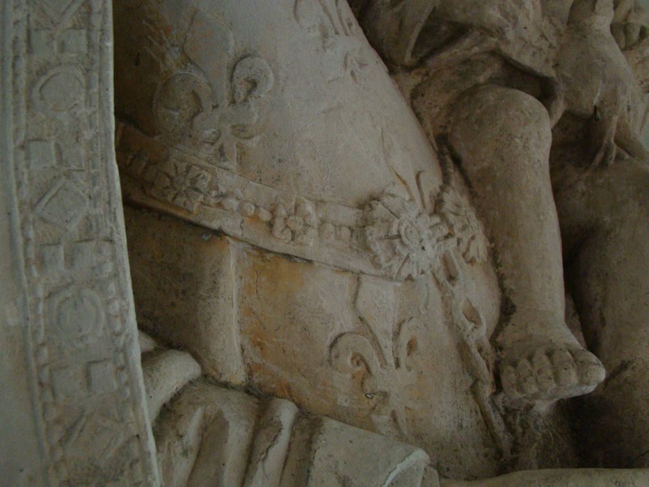 statue : Vierge à l'Enfant, détail