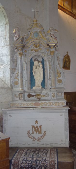 Autel latéral nord, retable et trois statues (statuettes) : Vierge à l'Enfant et deux Angelots