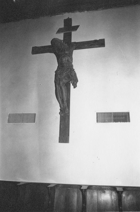 statue : Christ en croix