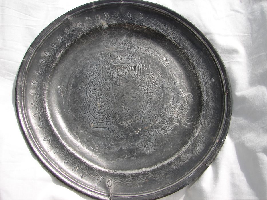 plat de quête - © Ministère de la Culture (France), Conservation des antiquités et des objets d’art du Calvados – Tous droits réservés 