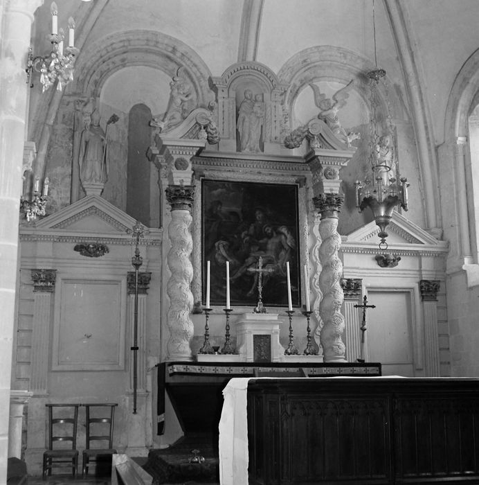 Autel (maître-autel), retable et deux statues : Saint Aubin et Saint Matthieu