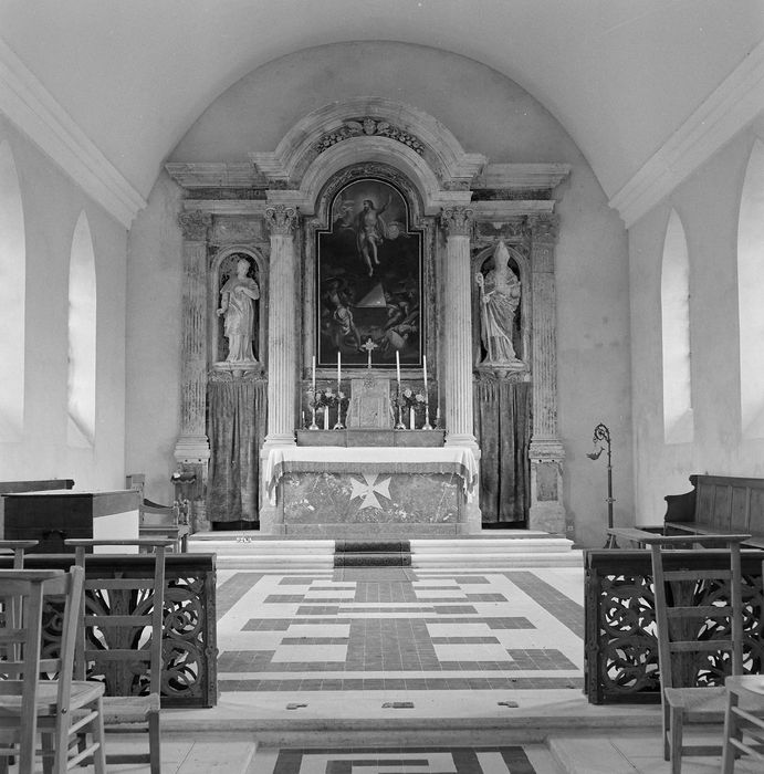 Maître-autel, statues : Saint Aubin et Saint Laurent, tableau : Résurrection