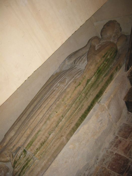 statue (gisant) d’une femme