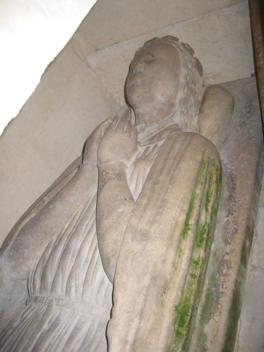 statue (gisant) d’une femme, vue partielle