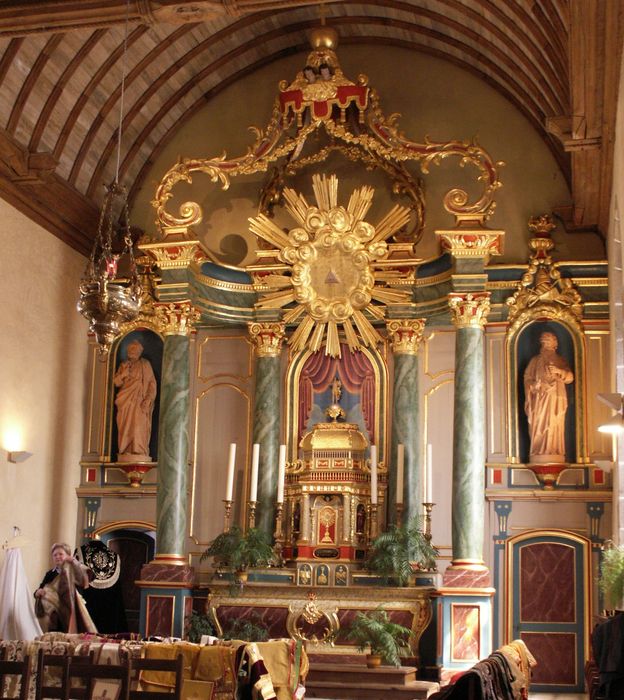 Autel (maître-autel), retable, ciborium, deux statues : Saint Pierre et Saint Paul et clôture de choeur (table de communion)