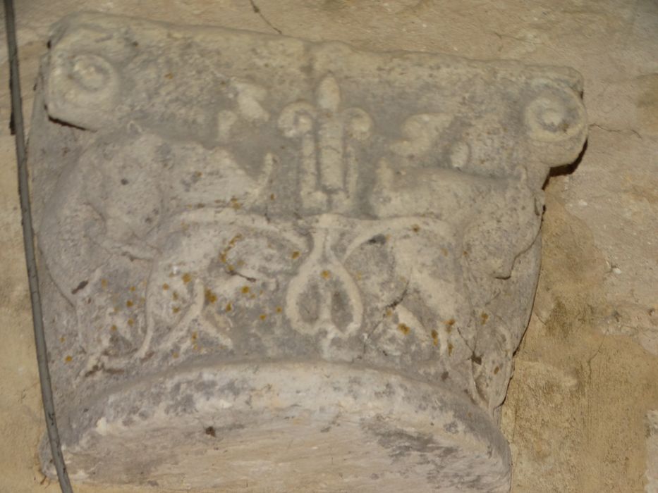 chapiteau remployé (fragment lapidaire)