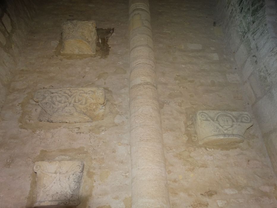 chapiteaux remployés (fragments lapidaires)