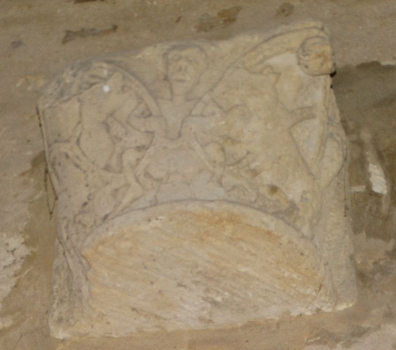 chapiteau remployé (fragment lapidaire)
