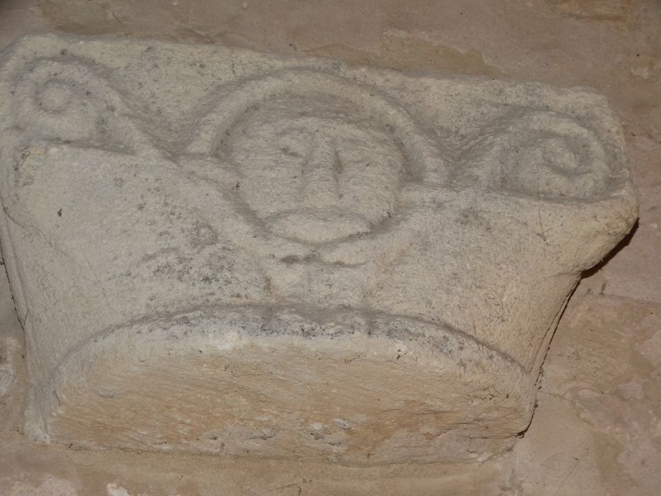 chapiteau remployé (fragment lapidaire)
