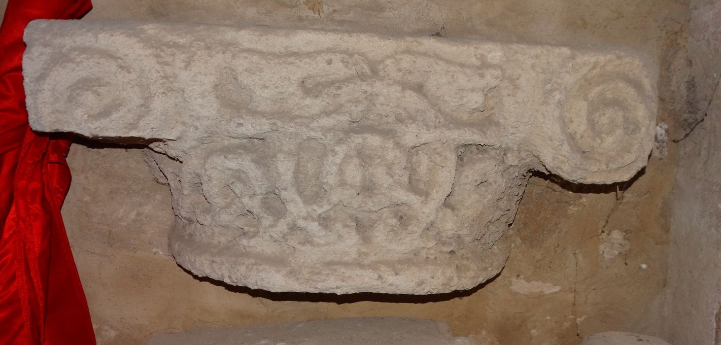 chapiteau remployé (fragment lapidaire)