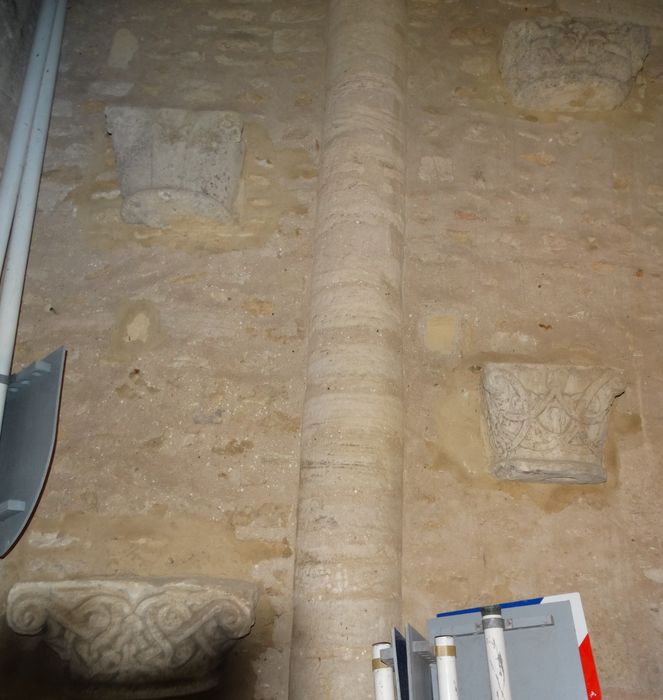 chapiteaux remployés (fragments lapidaires)