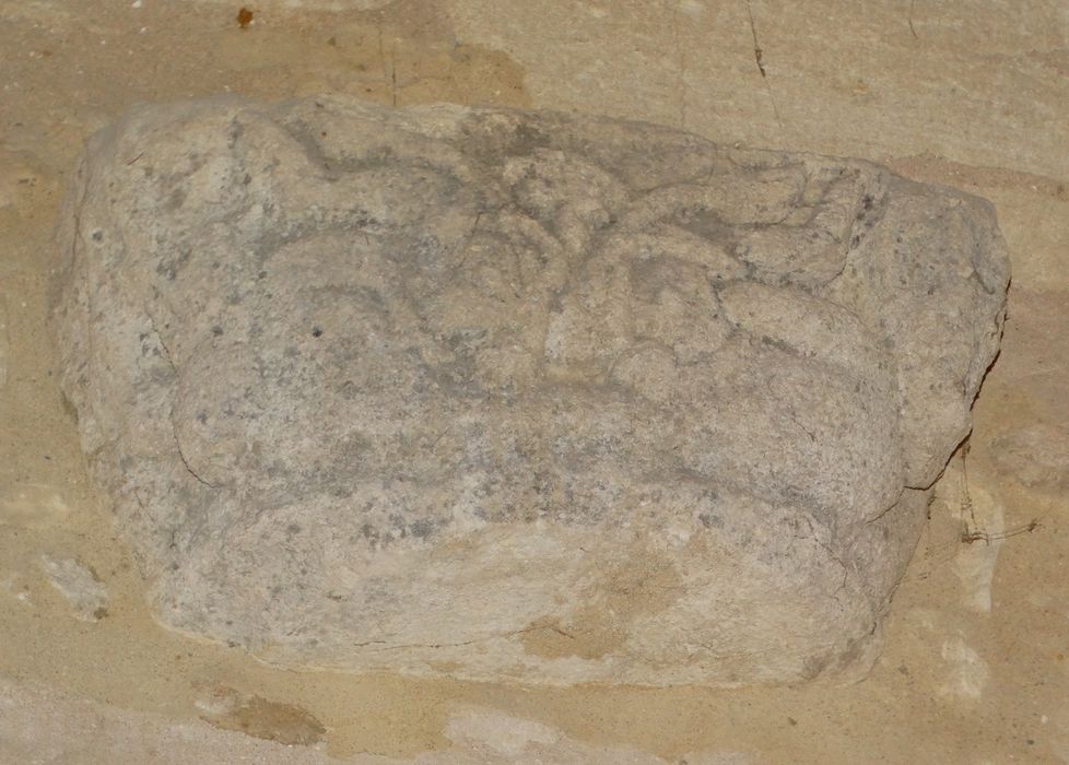 chapiteau remployé (fragment lapidaire)