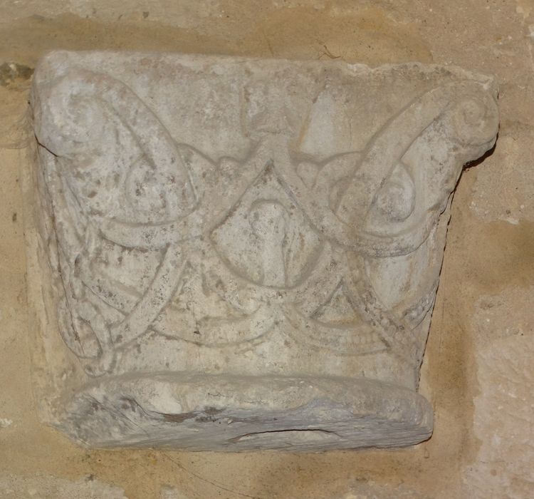 chapiteau remployé (fragment lapidaire)