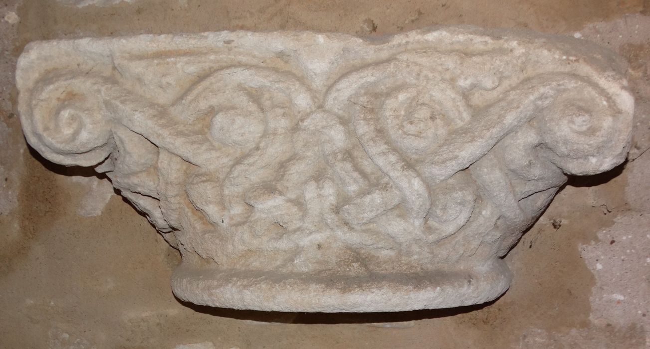 chapiteau remployé (fragment lapidaire)