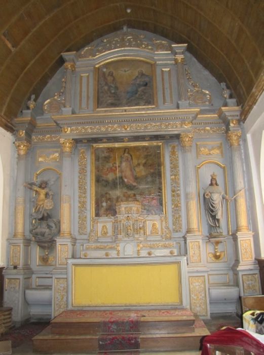 maître-autel, retable, tableaux : Assomption de la Vierge, Trinité, statues : Saint Michel terrassant le dragon et Saint Louis