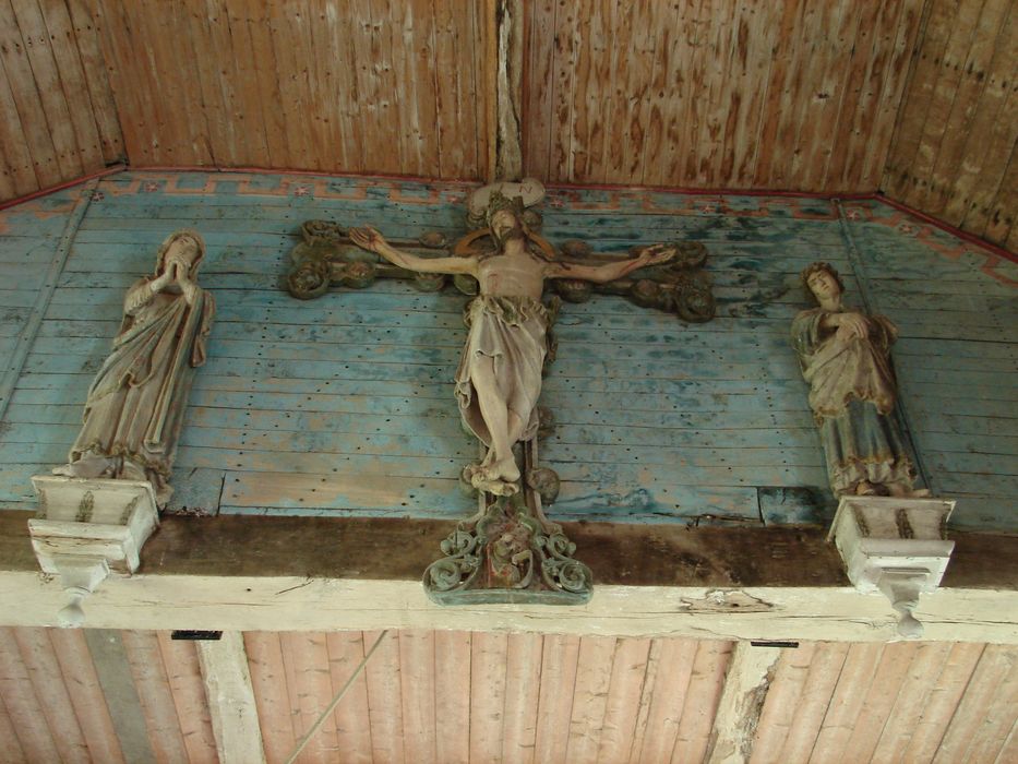 statues (poutre de gloire) : Christ en croix, saint Jean l'Évangéliste, Vierge