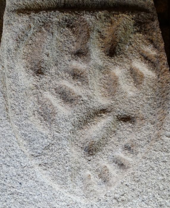 bénitier, détail des armoiries