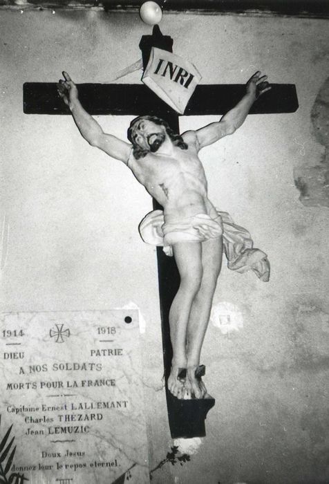 statue : Christ en croix