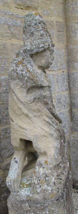 statue : Saint Pierre assis, profil droit