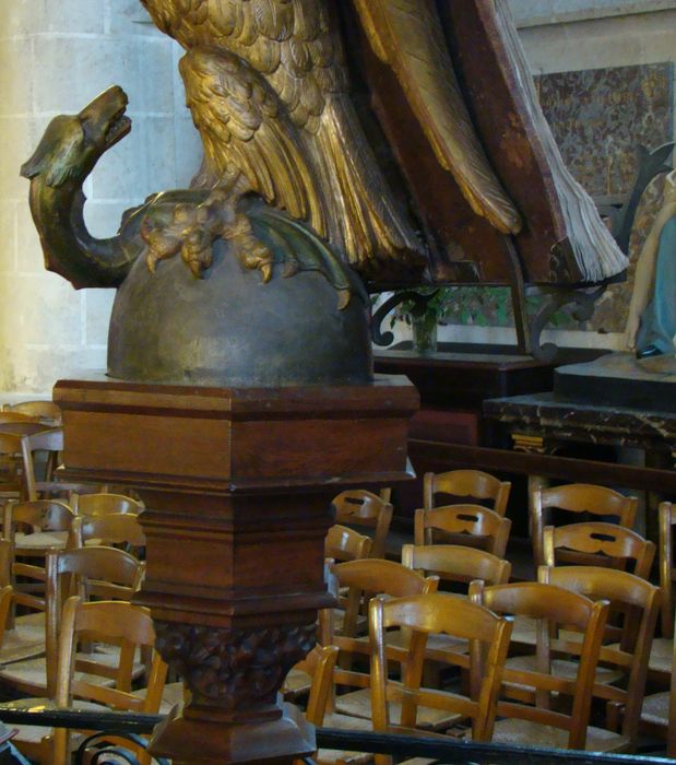 aigle-lutrin, détail
