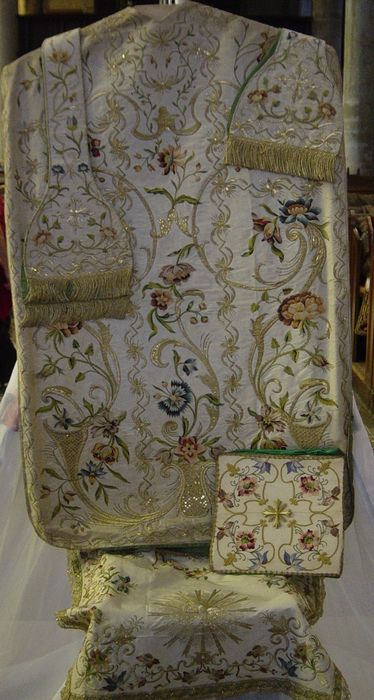 Chasuble, étole, manipule, voile du calice