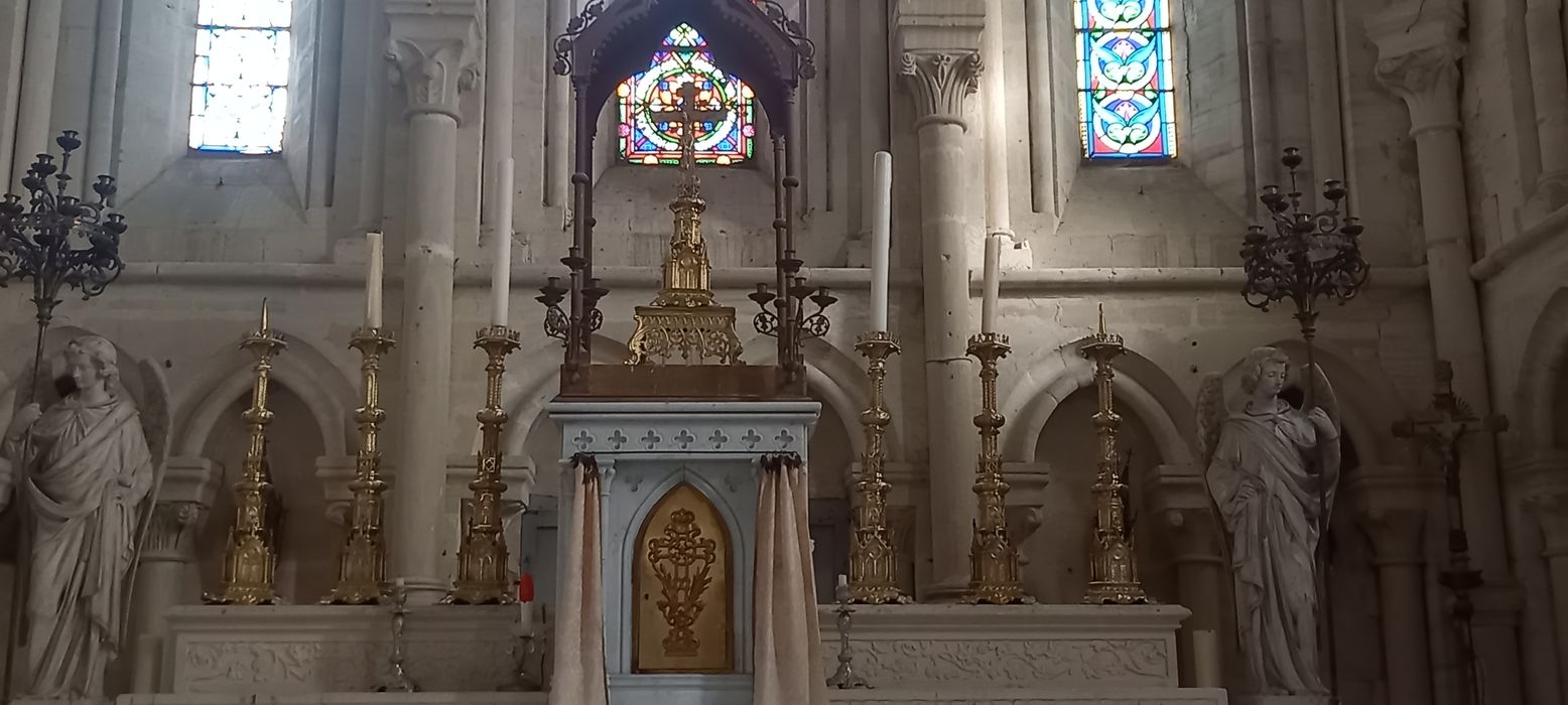 Dix chandeliers et une croix (garniture d'autel)