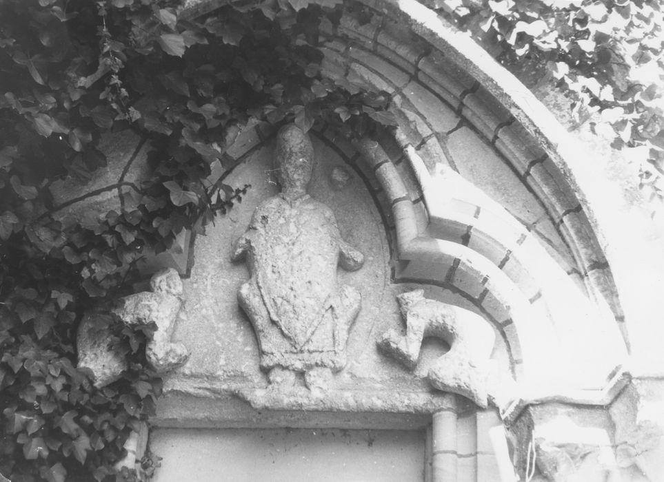 tympan : Saint Martin entre deux anges en adoration
