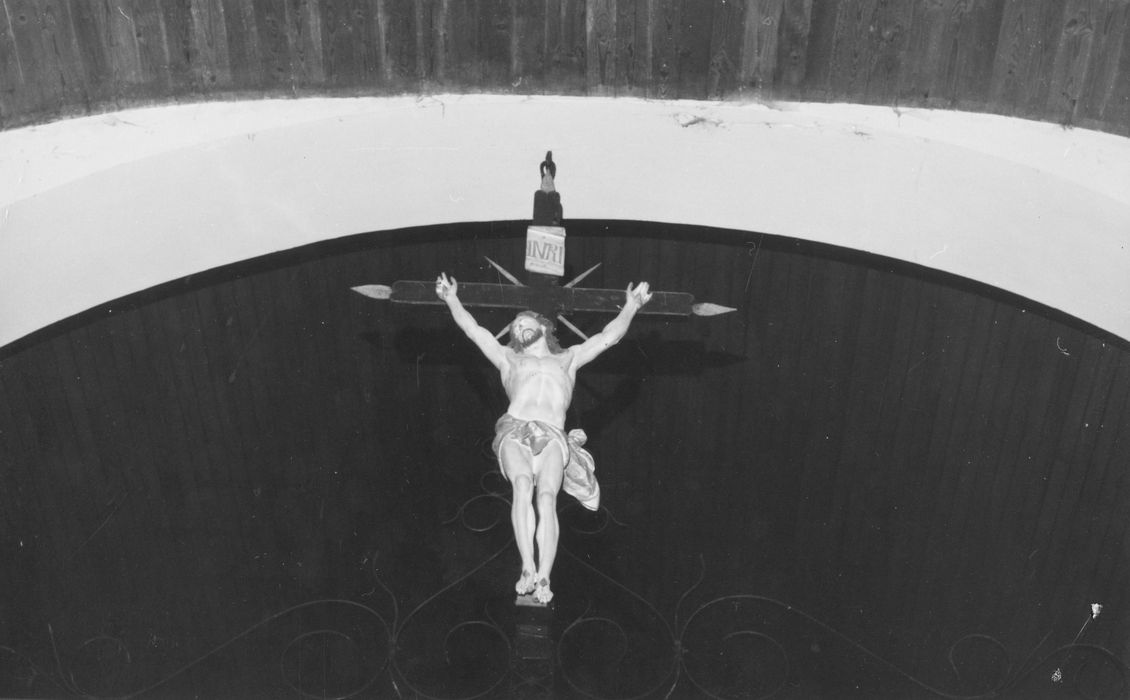 statue : Christ en croix