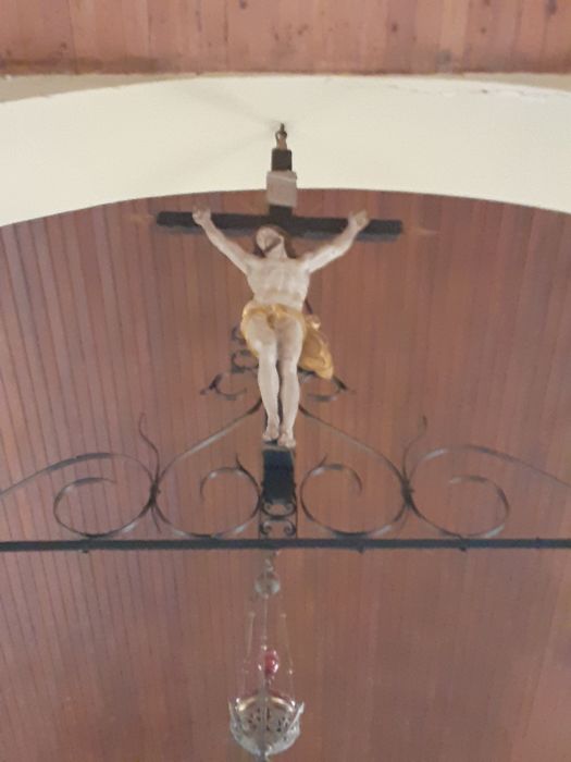 statue : Christ en croix
