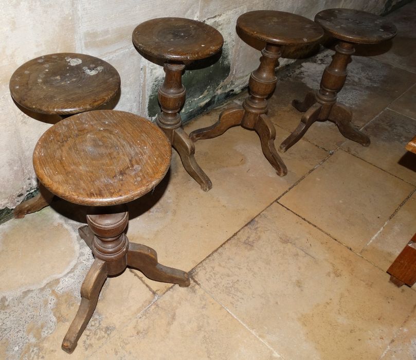Trois tabourets de chantre, cinq tabourets d'enfants de choeur, deux bancs et un fauteuil de célébrant