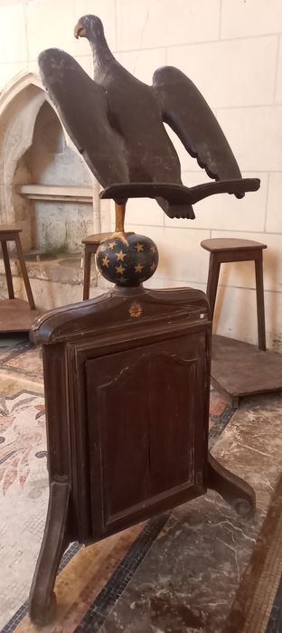 aigle-lutrin à armoire