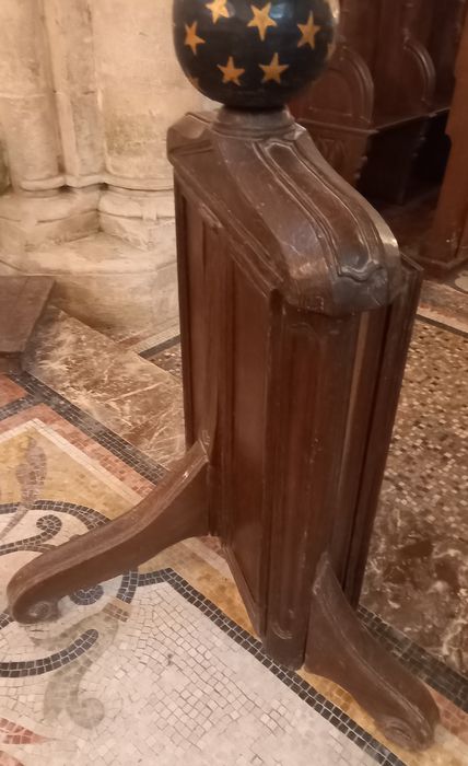 aigle-lutrin à armoire, détail