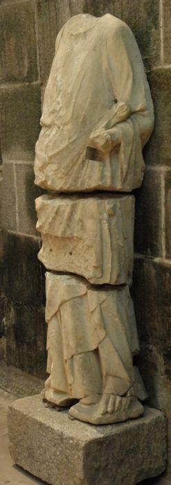 statue fragmentaire masculine 