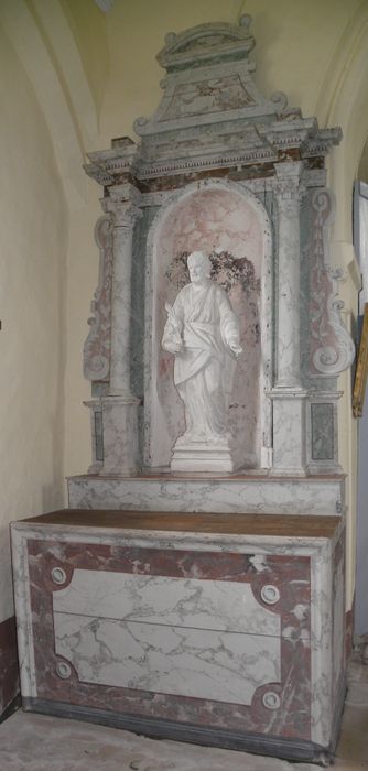 Deux autels latéraux et leurs retables