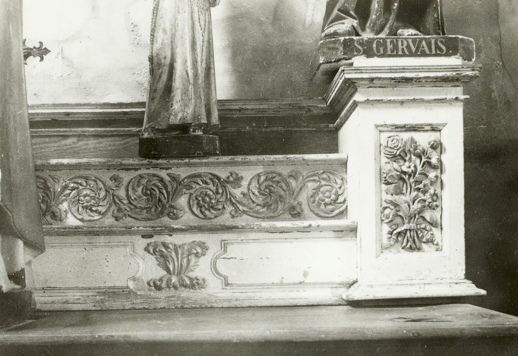 autel latéral, détail du gradin