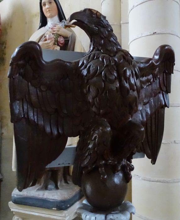 aigle-lutrin, vue partielle